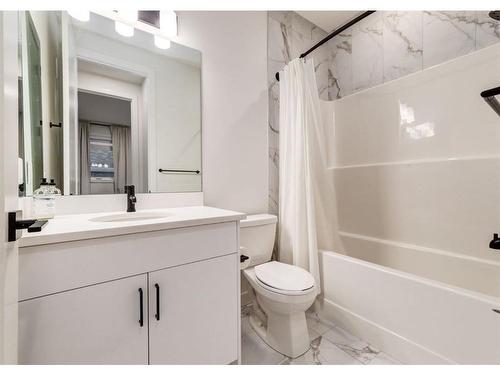 2024 22 Avenue Nw, Calgary, AB - Indoor Photo Showing Bathroom