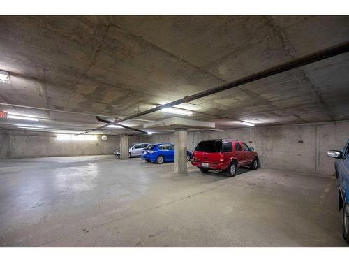 417-315 24 Avenue Sw, Calgary, AB - Indoor Photo Showing Garage