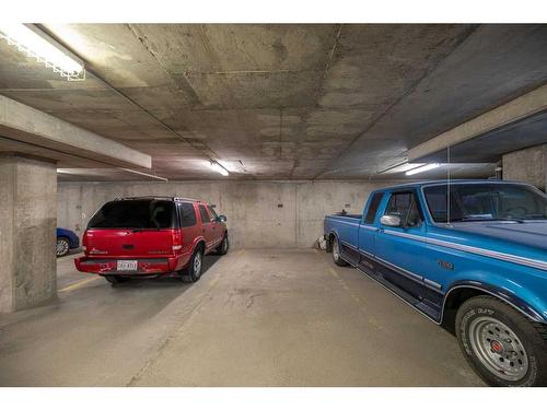 417-315 24 Avenue Sw, Calgary, AB - Indoor Photo Showing Garage