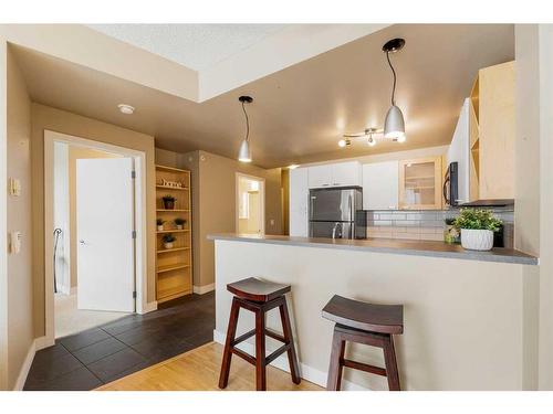 417-315 24 Avenue Sw, Calgary, AB - Indoor Photo Showing Kitchen