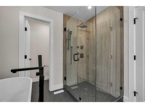 2334 Broadview Road Nw, Calgary, AB - Indoor Photo Showing Bathroom