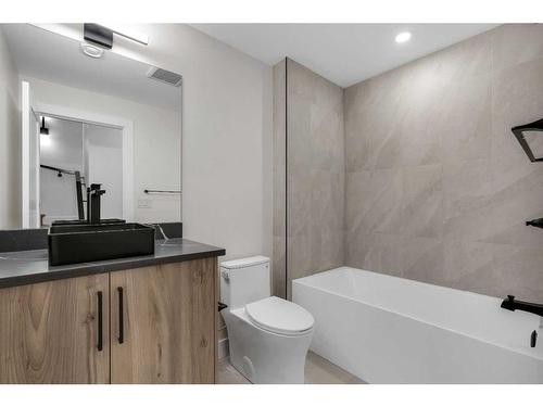 2334 Broadview Road Nw, Calgary, AB - Indoor Photo Showing Bathroom