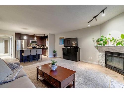 102-1931 25A Street Sw, Calgary, AB - Indoor Photo Showing Living Room