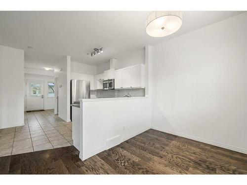 100 Simcoe Place Sw, Calgary, AB - Indoor Photo Showing Kitchen