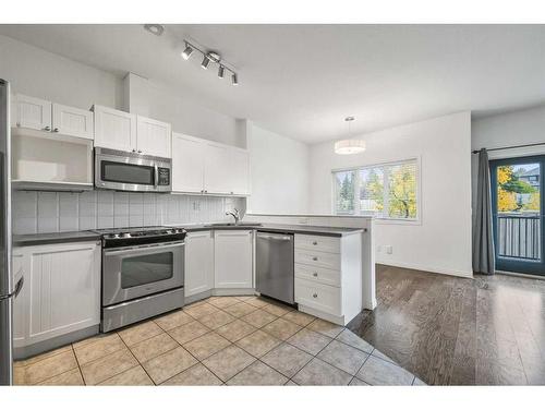 100 Simcoe Place Sw, Calgary, AB - Indoor Photo Showing Kitchen