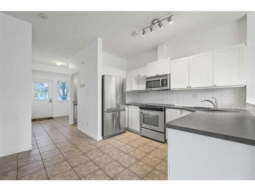 100 Simcoe Place Sw, Calgary, AB - Indoor Photo Showing Kitchen