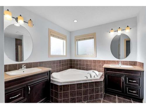 140 Kinlea Link Nw, Calgary, AB - Indoor Photo Showing Bathroom