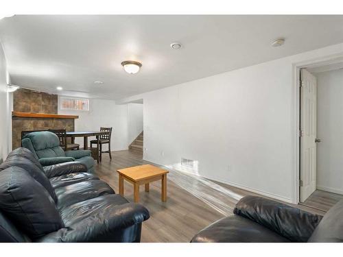 24 Trafford Place Nw, Calgary, AB - Indoor Photo Showing Living Room