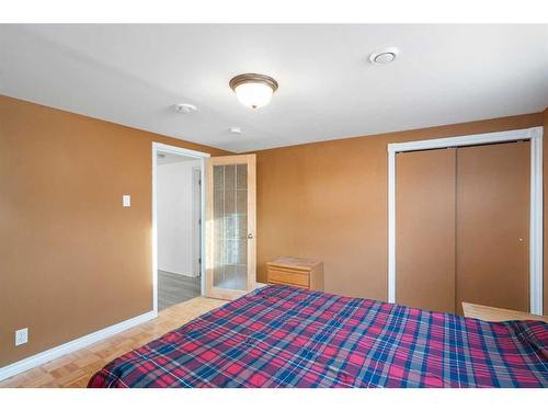 24 Trafford Place Nw, Calgary, AB - Indoor Photo Showing Bedroom