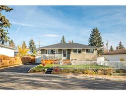 24 Trafford Place NW Calgary, AB T2K 2V3