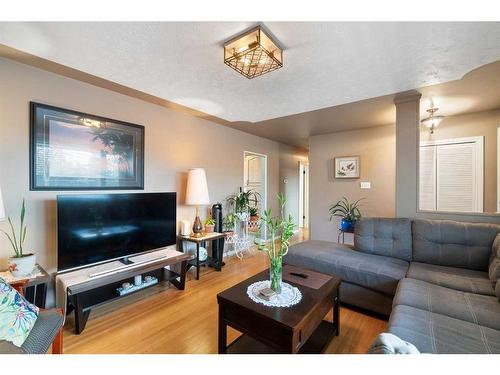 24 Trafford Place Nw, Calgary, AB - Indoor Photo Showing Living Room