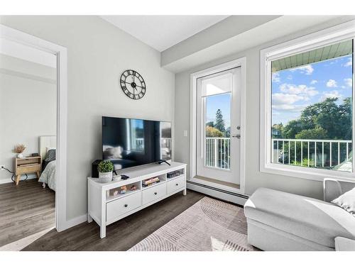 224-1605 17 Street Se, Calgary, AB - Indoor Photo Showing Living Room