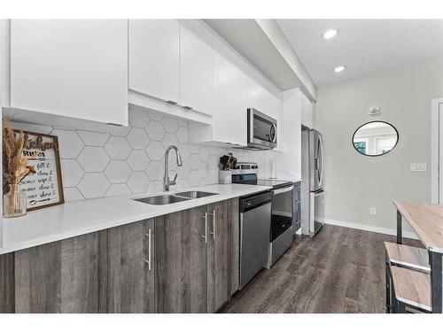 224-1605 17 Street Se, Calgary, AB - Indoor Photo Showing Kitchen With Stainless Steel Kitchen With Double Sink With Upgraded Kitchen