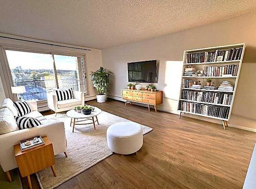 501-1330 15 Avenue Sw, Calgary, AB - Indoor Photo Showing Living Room