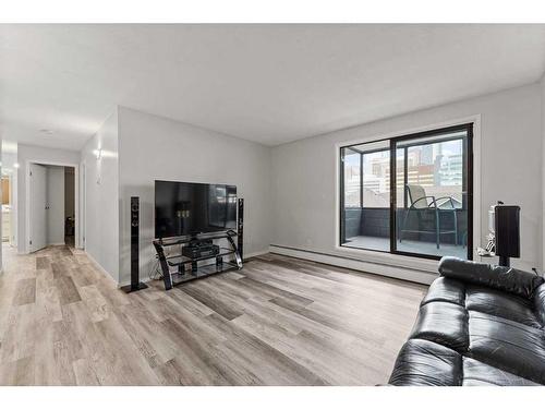 507-111 14 Avenue Se, Calgary, AB - Indoor Photo Showing Living Room