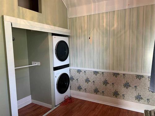 216 4 Avenue South, Vulcan, AB - Indoor Photo Showing Laundry Room