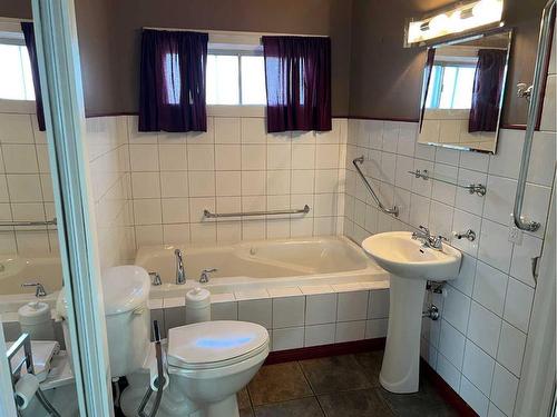 216 4 Avenue South, Vulcan, AB - Indoor Photo Showing Bathroom