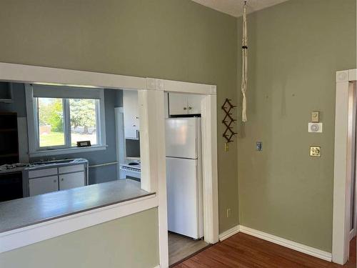 216 4 Avenue South, Vulcan, AB - Indoor Photo Showing Kitchen