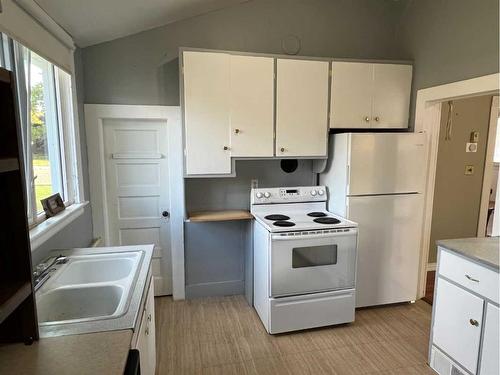 216 4 Avenue South, Vulcan, AB - Indoor Photo Showing Kitchen With Double Sink