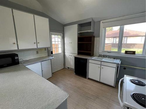 216 4 Avenue South, Vulcan, AB - Indoor Photo Showing Kitchen