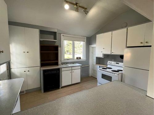 216 4 Avenue South, Vulcan, AB - Indoor Photo Showing Kitchen