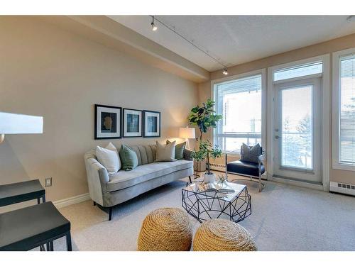 336-3111 34 Avenue Nw, Calgary, AB - Indoor Photo Showing Living Room