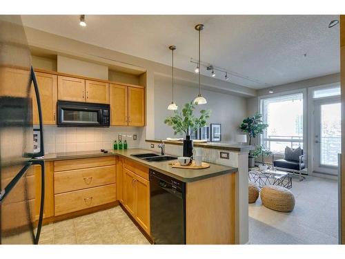 336-3111 34 Avenue Nw, Calgary, AB - Indoor Photo Showing Kitchen With Double Sink