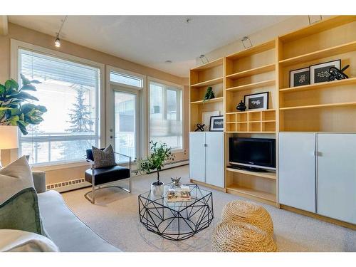 336-3111 34 Avenue Nw, Calgary, AB - Indoor Photo Showing Living Room