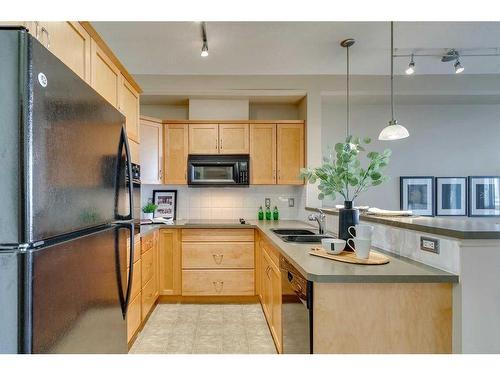 336-3111 34 Avenue Nw, Calgary, AB - Indoor Photo Showing Kitchen With Double Sink