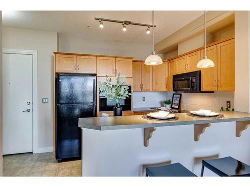 336-3111 34 Avenue Nw, Calgary, AB - Indoor Photo Showing Kitchen