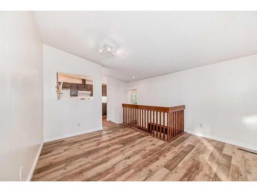 2116 8 Avenue Ne, Calgary, AB - Indoor Photo Showing Other Room