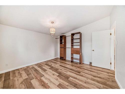 2116 8 Avenue Ne, Calgary, AB - Indoor Photo Showing Other Room