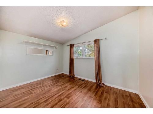 2116 8 Avenue Ne, Calgary, AB - Indoor Photo Showing Other Room