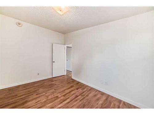 2116 8 Avenue Ne, Calgary, AB - Indoor Photo Showing Other Room