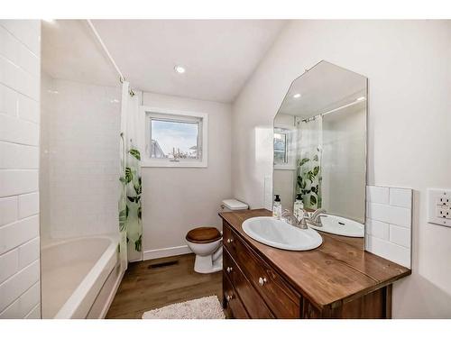 2116 8 Avenue Ne, Calgary, AB - Indoor Photo Showing Bathroom