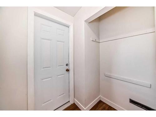 2116 8 Avenue Ne, Calgary, AB - Indoor Photo Showing Other Room