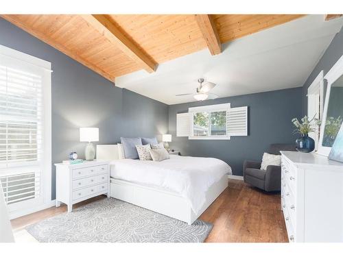 2623 Glenmount Drive Sw, Calgary, AB - Indoor Photo Showing Bedroom