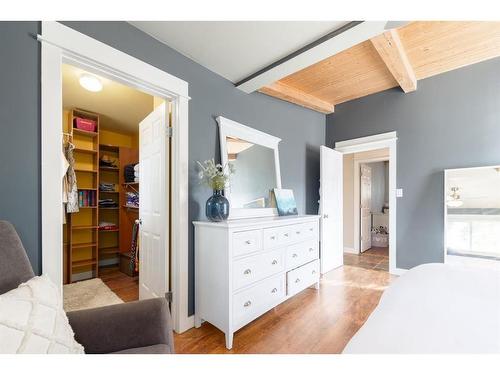 2623 Glenmount Drive Sw, Calgary, AB - Indoor Photo Showing Bedroom