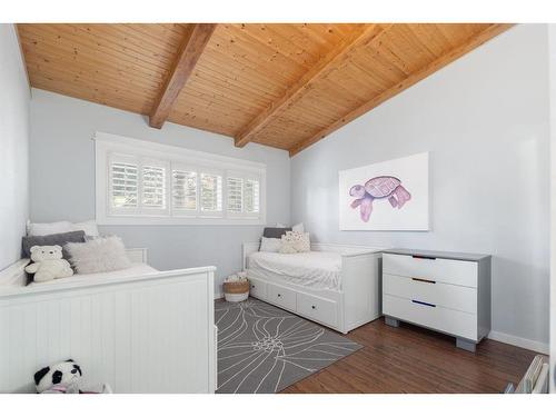 2623 Glenmount Drive Sw, Calgary, AB - Indoor Photo Showing Bedroom