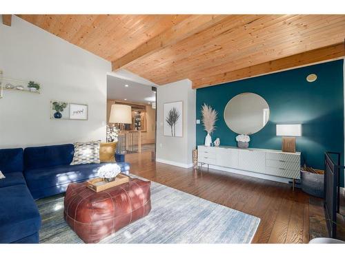 2623 Glenmount Drive Sw, Calgary, AB - Indoor Photo Showing Living Room