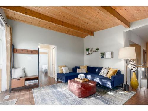 2623 Glenmount Drive Sw, Calgary, AB - Indoor Photo Showing Living Room