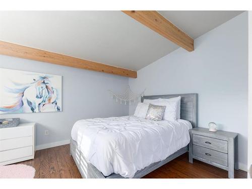 2623 Glenmount Drive Sw, Calgary, AB - Indoor Photo Showing Bedroom