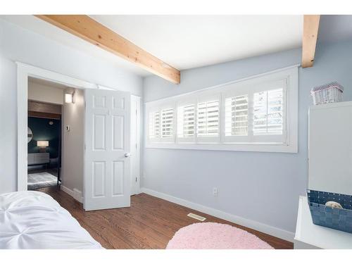 2623 Glenmount Drive Sw, Calgary, AB - Indoor Photo Showing Bedroom