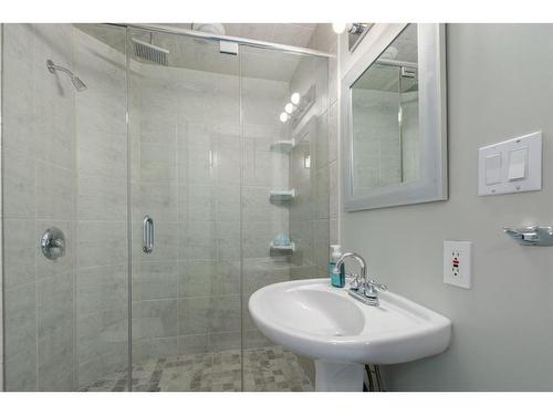 2623 Glenmount Drive Sw, Calgary, AB - Indoor Photo Showing Bathroom