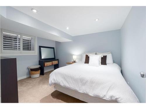 2623 Glenmount Drive Sw, Calgary, AB - Indoor Photo Showing Bedroom