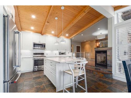 2623 Glenmount Drive Sw, Calgary, AB - Indoor Photo Showing Kitchen With Stainless Steel Kitchen With Upgraded Kitchen