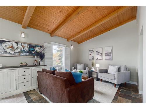 2623 Glenmount Drive Sw, Calgary, AB - Indoor Photo Showing Living Room