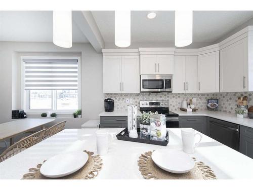 718 Wolf Willow Boulevard Se, Calgary, AB - Indoor Photo Showing Kitchen With Upgraded Kitchen