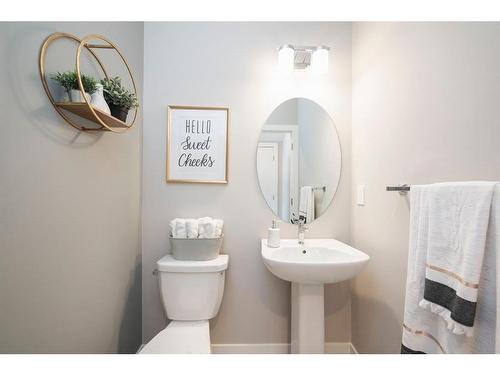 718 Wolf Willow Boulevard Se, Calgary, AB - Indoor Photo Showing Bathroom