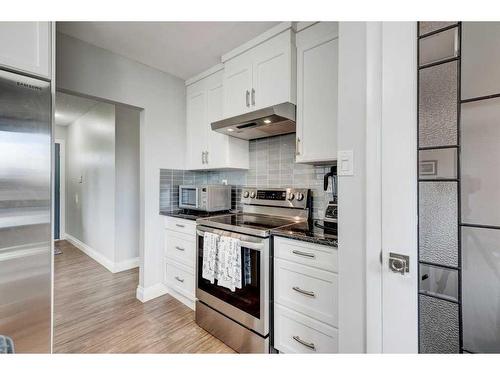 10304 8 Street Sw, Calgary, AB - Indoor Photo Showing Kitchen